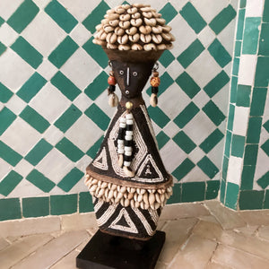 Poupée décoration artisanat ethnique cauri perlée 