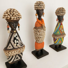 Poupée cauri perlée décoration artisanat ethnique 