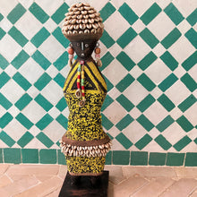 Poupée cauri perlée jaune noire artisanat ethnique Afrique