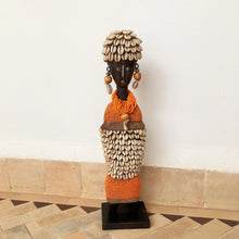 Poupée cauri perlée orange décoration artisanat ethnique 